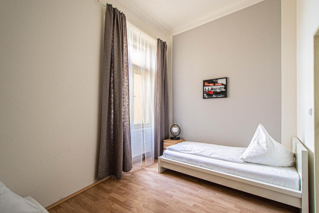 For Celebrations Spacious 3Bdr Apartment With Balcony Prag Eksteriør billede